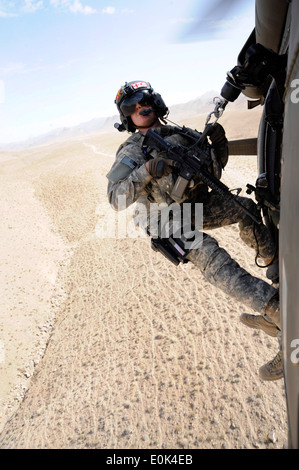 U.S. Army Sgt. Patrick Modesitt, a flight medic for the Colorado National Guard's 2d Battalion, 135th Aviation Regiment, gets r Stock Photo