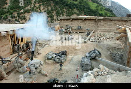 U.S. Army Soldiers with 1st Battalion, 32nd Infantry Regiment, 10th Mountain Division, fire mortar rounds at suspected Taliban Stock Photo