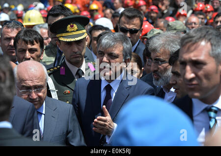 Soma, Turkey. 15th May, 2014. President Abdullah Gul (C) speaks during his visit to the site of coal mine accident in Soma, Turkey, May 15, 2014. The death toll of Turkey's coal mine disaster Tuesday has reached 282, making it the country' s worst industrial disaster in history, Energy Minister Taner Yildiz said early Thursday. Credit:  Lu Zhe/Xinhua/Alamy Live News Stock Photo