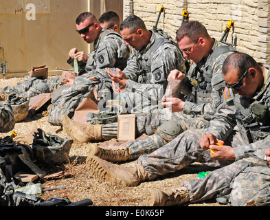 The 3rd U.S. Infantry Regiment (The Old Guard) soldiers break for Meals Ready To Eat during Expert Infantry Badge training, Mar Stock Photo