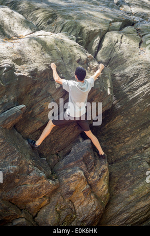 Bouldering enthusiasts on Rat Rock in Central Park in New York on Sunday, May 11, 2014. (© Richard B. Levine) Stock Photo