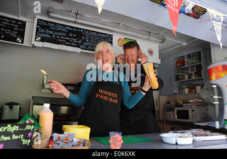 The Singing Cook - Kim Coghlan from Brighton sings to her customers at her fast food van Stock Photo