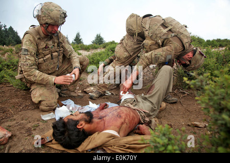 U.S. Army soldier Pfc. Brian Buckallen (left), and U.S. Army medic Pfc. Anthony Norris from D Company, 2nd Battalion, 35th Infa Stock Photo