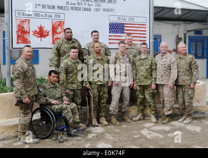 Wounded Warriors pose with Command Sgt. Maj. Russell Reimers, command sergeant major of 1st Brigade Combat Team, 1st Armored Di Stock Photo