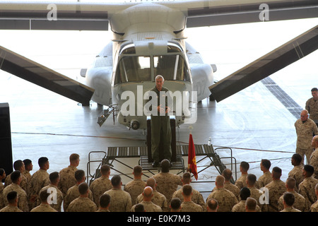 Marines with Marine Medium Tiltrotor Squadron 166 gather to listen to Admiral Samuel J. Locklear, commander of the U.S. Pacific Stock Photo