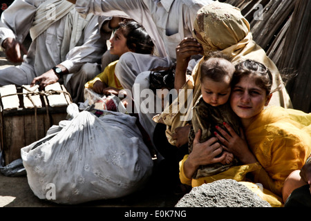 U.S. Army soldiers from the 16th Combat Aviation Brigade relocate Internally Displaced People from Matlatan to Rubicon in suppo Stock Photo