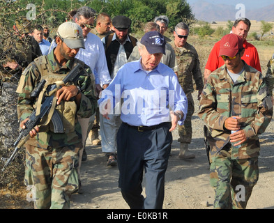 KONAR PROVINCE, Afghanistan - Sen. Joe Lieberman speaks with U.S. Special Operations Forces team members in Mangwel village, Kh Stock Photo