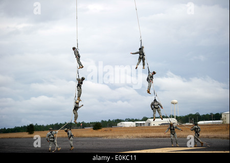 Soldiers from 7th Special Forces Group (Airborne) (7 SFG (A)) begin to be lifted off the ground by a CH-47 Chinook helicopter d Stock Photo