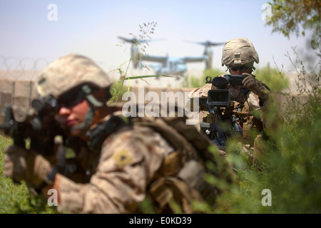U.S. Marine Corps Lance Cpl. Jason Morrison, combat videographer with 1st Battalion, 5th Marines, Regimental Combat Team 8, con Stock Photo