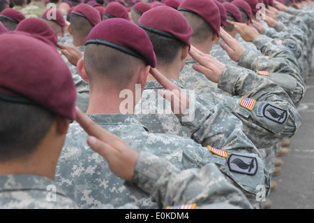 Yavoriv, U.S. paratroopers from Battle Company, 173rd Airborne Brigade Combat Team out of Vicenza, Italy render a salute during Stock Photo