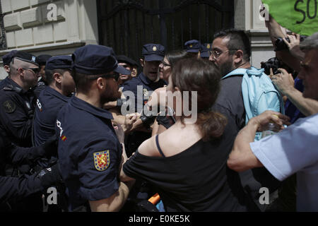 Madrid, Spain. 15th May, 2014. Riot police push activists as they try to arrest one of them during an ''escrache'' against the government in Madrid, Spain, May Thursday, 15th 2014. The Platform of People Affected by Mortgages (la PAH) protested this morning at the City council of Madrid during the Medal's of the city ceremony. Credit:  ZUMA Press, Inc./Alamy Live News Stock Photo