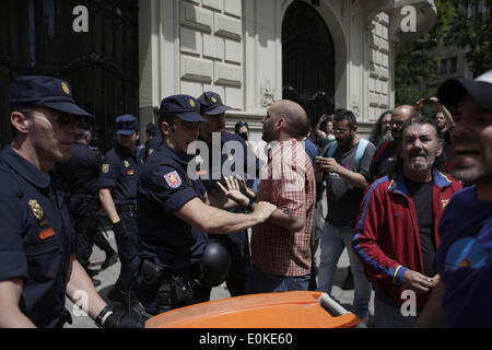Madrid, Spain. 15th May, 2014. Riot police push activists during an ''escrache'' against the government in Madrid, Spain, May Thursday, 15th 2014. The Platform of People Affected by Mortgages (la PAH) protested this morning at the City council of Madrid during the Medal's of the city ceremony. Credit:  ZUMA Press, Inc./Alamy Live News Stock Photo
