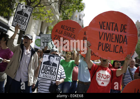 Madrid, Spain. 15th May, 2014. Activists display red and green reivindicative placars against evictions during an ''escrache'' against the government in Madrid, Spain, May Thursday, 15th 2014. The Platform of People Affected by Mortgages (la PAH) protested this morning at the City council of Madrid during the Medal's of the city ceremony. Credit:  ZUMA Press, Inc./Alamy Live News Stock Photo