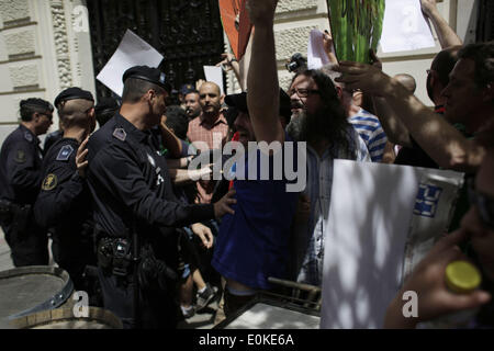 Madrid, Spain. 15th May, 2014. Riot police push protestors during an ''escrache'' against the government in Madrid, Spain, May Thursday, 15th 2014. The Platform of People Affected by Mortgages (la PAH) protested this morning at the City council of Madrid during the Medal's of the city ceremony. Credit:  ZUMA Press, Inc./Alamy Live News Stock Photo
