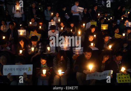 Seoul, South Korea. 15th May 2014. Participants hold candles during a rally held to denounce government after the Sewol ferry sinking off South Korea's southwest coast near the island of Jindo on April 16, 2014, at a plaza, Seoul, South Korea, on Thursday May 15, 2014. Hundreds of people demanded on Thursday that President Park Geun-Hye take the responsibility of the tragedy which left more than 300 people dead or missing. Credit:  Jaewon Lee/Alamy Live News Stock Photo
