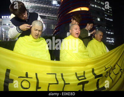 Seoul, South Korea. 15th May 2014. Three students of Hanshin University have their hair shaved to show their determination after a rally to denounce government after the Sewol ferry sinking off South Korea's southwest coast in April, 2014, at a plaza, Seoul, South Korea, on Thursday May 15, 2014. Hundreds of people demanded that President Park Geun-Hye take the responsibility of the tragedy which left more than 300 people dead or missing. Credit:  Jaewon Lee/Alamy Live News Stock Photo