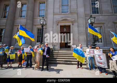 London, UK. 15th May, 2014. Euromaidan London: Ukrainian Protest against FTSE Accessing Russia Credit:  Guy Corbishley/Alamy Live News Stock Photo