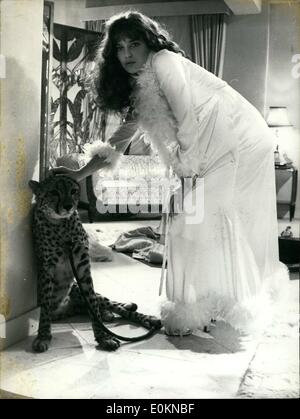 Nov. 11, 1925 - Final days of filming ''The Mustard goes up my nose''. Christian Fechner is now winding up his latest film at the studios of Boulogne with Jane Nirkin and Pierre Richard in leading roles. OPS Jane Birkin with her Cheetah (Gunking Leopard) Stock Photo