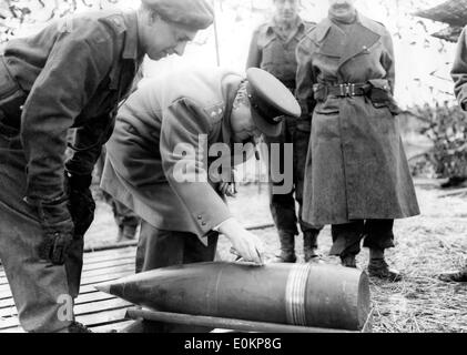 Sir Winston Churchill writes message on bomb Stock Photo