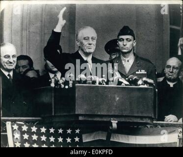 Jan. 01, 1945 - President Roosevelt, acknowledges chorus from the United House portion He Washington Jan 20th. 1945, after his inaugural address. Vice President Truman is at left and at right Col. James Poon volt and signer John A. Ryan. Stock Photo