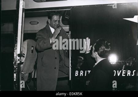 May 05, 1946 - Gus Lesnevich The American Light Heavy Weight Leaves To Fight Again In London Next Septeabe: Gus Lesnevich, the American light-heavyweight who has signed a contract means that he will not be able to fight in any part of the world, until he has fight again in London for Jack Solomons,the promoter, next September, left Airways House, Victoria this morning at the start of his fight back to New York. Photo Shows Gus Lesnevich waving farewell when he left Airways House, Victoria this morning. Stock Photo