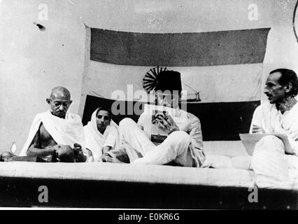 Mahatma Gandhi spinning at the all India Commitee debates Stock Photo
