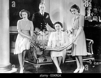 King George VI and the Queen Mom wave to crowd Stock Photo - Alamy