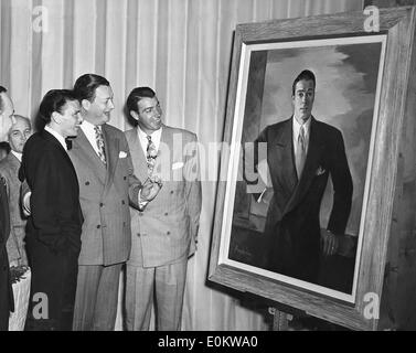 Frank Sinatra, Toots Shor and Joe DiMaggio looking at a portrait of DiMaggio Stock Photo
