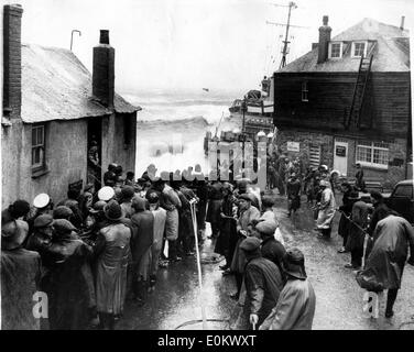 The Wave' Rescue in England, 1952 Stock Photo