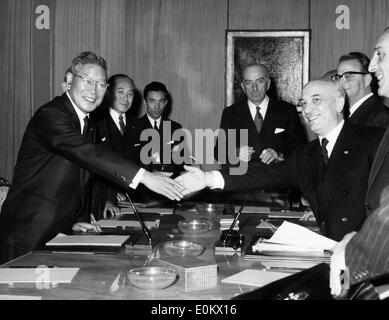 Prime Minister Amintore Fanfani with Hayato Ikeda Stock Photo