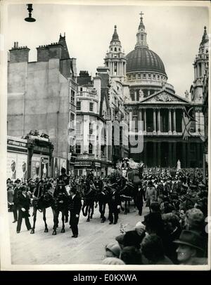 Oct. 10, 1952 - Lord Mayor's Show... Parade on Ludgate Hill. Keystone Photo Shows: The Scene on Ludgate Hill - as St. Paul's Cathedral forms a suitable background for the carriage of the Lord Mayor - during the show today. The new Lord Mayor is Sir Rupert De La Bere. Stock Photo