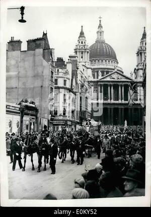 Nov. 11, 1952 - Lord Mayor S Show. Parade On Ludgate Hill. Photo shows The scene on Ludgate Hill - as St. Paul s Cathedral forms a suitable background for the carriage of the Lord Mayor - during the Show today. The new Lord Mayor is Sir Rupert De La Bere. Stock Photo