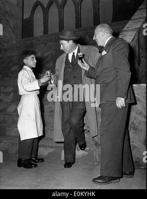 Director Roberto Rossellini examining the scene plans for 'Othello' Stock Photo