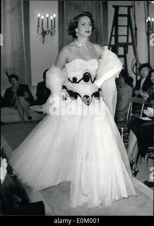 Dec. 12, 1952 - Under the supervision of Gianni Franciolini, they are working at new italian film: ''The Angels of side-walk'' with film actress Alida Valili and actor Amedeo Nazzari. Photo shows Film actress Alida Valili in a scene as he play ''fashion model' Stock Photo