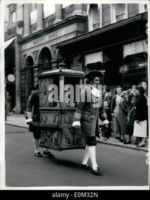 May 18, 1953 - 18-5-53 Cavalcade of Fashion through the streets of Bath, view of the procession Ã¢â‚¬â€œ A cavalcade of fashion Stock Photo