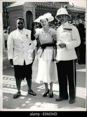 May 05, 1953 - ROYAL GARDEN PARTY AT BUCKINGHAM PALACE - PHOTO SHOWS:- MAJOR and Lady Edwards and Major Takala in skirt from t Stock Photo