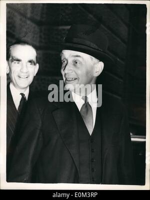 Jun. 06, 1953 - Christie Trial At The Old Bailey. Photo Shows: Sir Lionel Heald, the Attorney General - photographed leaving the Old Bailey this evening, after today's hearing in the trial of John Halliday Christie Stock Photo