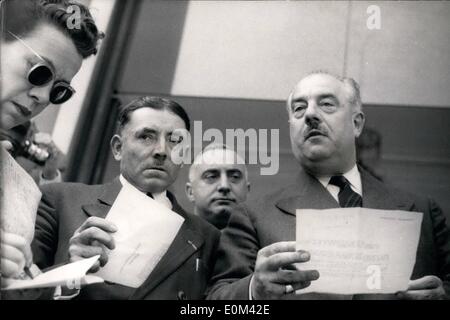 May 05, 1953 - French cabinet crisus: Philippe Monin right and M. Dixmier of the Peasant group meave the Elysee Palace after i Stock Photo