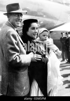 Elizabeth Taylor and Michael Wilding at the airport with their baby Stock Photo