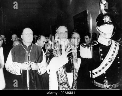 Pope Pius XII at the opening ceremony of a college Stock Photo