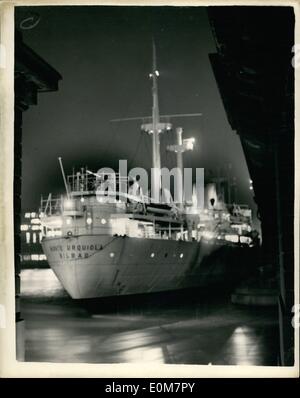 Jan. 01, 1954 - Spanish Cargo Vessel Rams London Bridge Thousands of homeward bound City workers stopped on their way home this Stock Photo