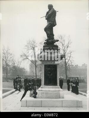 Jan. 26, 1954 - Revival Of Tribute To General Gordon: Youngsters from the Gordon Boys' School woking - were to be seen placing a wreath on the Gordon Memorial, which has been re-erected in the garden which is being laid out between the new Government Offices in Whitehall Gardens and the Victoria Embankment - this morning - the anniversary of the General' Assassination. The annual ceremony was discontinues in 1939. Three boy pipers seen as they take part in the ceremony this morning. Placing the wreath is Colour Sgt Peter Barton of Portsmouth (16) Stock Photo