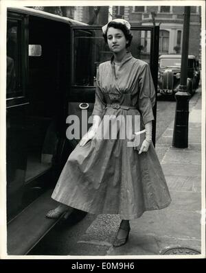 Debutante before presentation at Buckingham Palace Stock Photo - Alamy