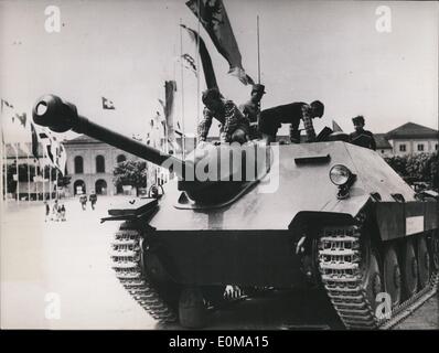 May 05, 1954 - To show the people paying tax where their money goes: The Swiss government presents a great show of weapons. In the court of the barracks in Zurich are the newest weapons in a worth of 20 millions of Swiss Francs. This exhibition is a main-poin of attraction mainly plating of 13 mm (milimeters) Stock Photo