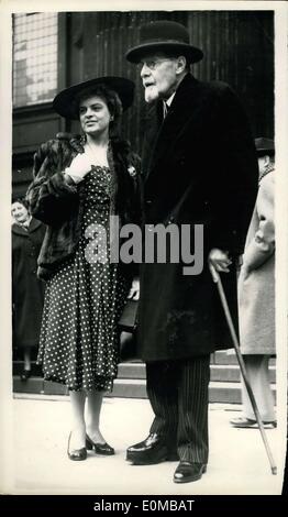 May 23, 1954 - Earl of Claredon takes American arrest to St. Paul's Cathedral Service; The Earl of Clarendon, the former Lord Chamberlain, today took Miss Mollie Guion the American artist to the service of order of St. Michael and St .George in St. Paul Cathedral. Miss Guion has just completed a portrait of Lord Clarendon in his robes as a knight of the Garter. Lord Clarendon sat for the portrait at the studio of Miss Guica friend in Chelsea and the portrait is to add to the artists series on the pageantry and tradition of Britain Stock Photo