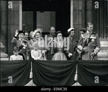 Jun. 06, 1954 - Trooping the colour.: The royal family on the balcony of Balcony of Buckingham Palace H.M. the Queen, Duchess of Gloucester, Queen mother, Duke of Gloucester, Princess Margaret, Princess Alexandra, Duchess of Kent, Duke of Edinburg. In front : Princess Charles and Princess Anne. Stock Photo