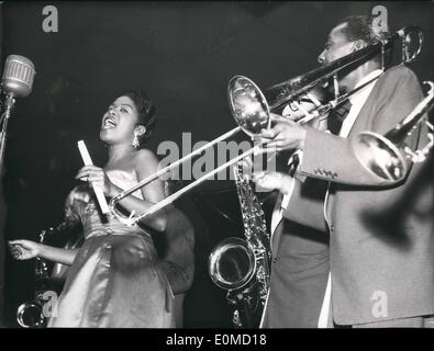 Oct. 10, 1954 - The Berlin Jazz season of 1954/55 began in the Sportpalast with Harold Davison's ''Jazz Parade.'' The focus of the event was singer Sarah Vaughan(pictured left), who is in Germany for the first time. Outside of Ella Fitzgerald she is the most famous jazz si Stock Photo