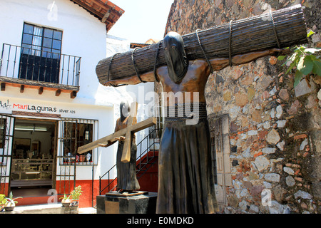 Statues of two 'penitentes' carrying crosses, Taxco, Guerrero, Mexico Stock Photo