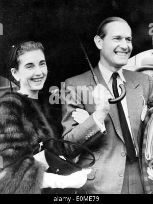 Socialite Barbara Hutton walking with husband Gottfried Von Cramm Stock Photo