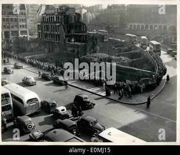 Jun. 06, 1955 - Strike Ses London the long queue for buses: Photo shows general view of the long queue starting in Farringdon street, yesterday. They are waiting to board buses traveling to Grove Park Station. Stock Photo